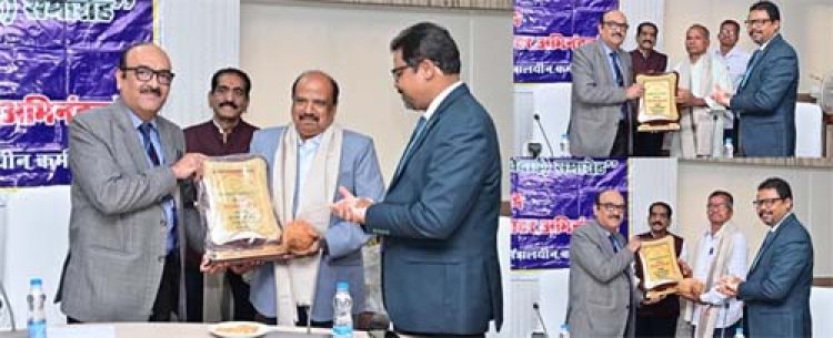 मुख्य सचिव कार्यालय के अवर सचिव अरूण कुमार हिंगवे सहित दफ्तरी खुमान सिंह और कन्हैया लाल को सेवानिवृत्त होने पर दी गई विदाई