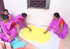 इस बार प्राकृतिक रंगों से रंगीन होगी होली : स्व सहायता समूह की महिलाएं कर रही है प्राकृतिक गुलाल का निर्माण