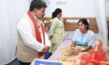 उपमुख्यमंत्री विजय शर्मा ने आईईडी ब्लास्ट में घायल जवानों से अस्पताल में की मुलाकात