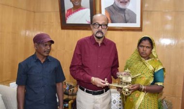 राज्यपाल रमेन डेका से राष्ट्रपति पुरस्कार प्राप्त ढोकरा शिल्प कलाकारों ने की सौजन्य भेंट