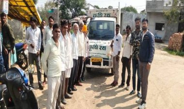 किसानों को दी जा रही आधुनिक कृषि यंत्रों की जानकारी