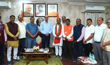 राज्यपाल डेका से छत्तीसगढ़ रेडक्रॉस सोसायटी की नवगठित प्रबंध समिति ने की सौजन्य भेंट