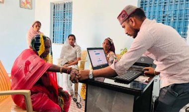 डिजिटल सुविधा केंद्र में 86 वर्षीय भक्तिन राय को अंगूठे के निशान पर मिल रही सुविधाएं