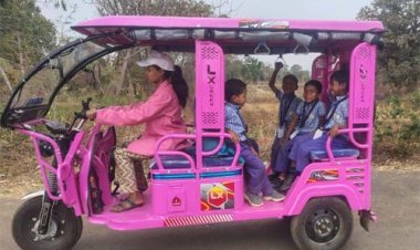 ई-रिक्शा से बच्चों को विद्यालय पहुंचाकर स्वावलंबन की मिसाल बनीं गीता दीदी