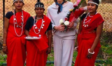 पर्यटन विशेषज्ञ सुकिर्सी ने ग्रामीण महिलाओं संग किया महुआ संग्रहण