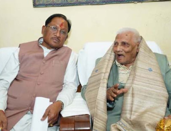 मुख्यमंत्री विष्णुदेव साय ने लोकतंत्र सेनानी डॉ. निर्मल घोष से की मुलाकात