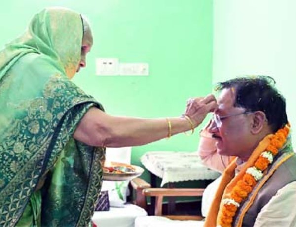 सीएम साय ने जन्मदिन पर लिया माँ का आशीर्वाद, गृहग्राम बगिया में धूमधाम मनाया गया