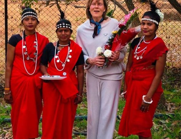 पर्यटन विशेषज्ञ सुकिर्सी ने ग्रामीण महिलाओं संग किया महुआ संग्रहण