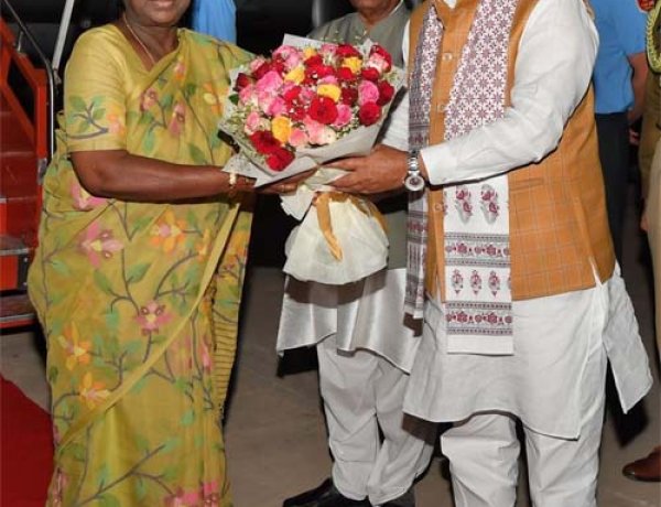 मुख्यमंत्री भजनलाल शर्मा ने राष्ट्रपति द्रौपदी मुर्मु का जैसलमेर आगमन पर पुष्पगुच्छ भेंट कर किया स्वागत