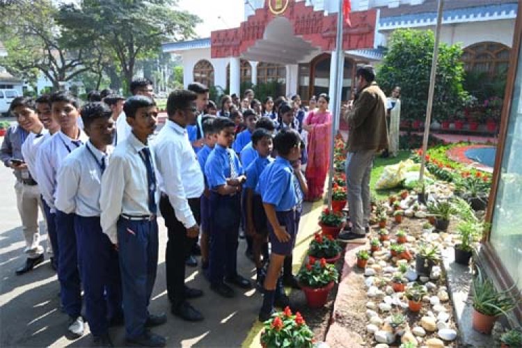 स्कूल के विद्यार्थियों ने देखा लोकभवन 