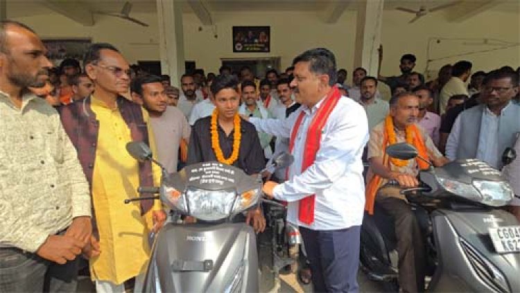 दिव्यांग विद्यार्थियों के खिले चेहरे, उप मुख्यमंत्री विजय शर्मा ने दी स्कूटी की चाबी