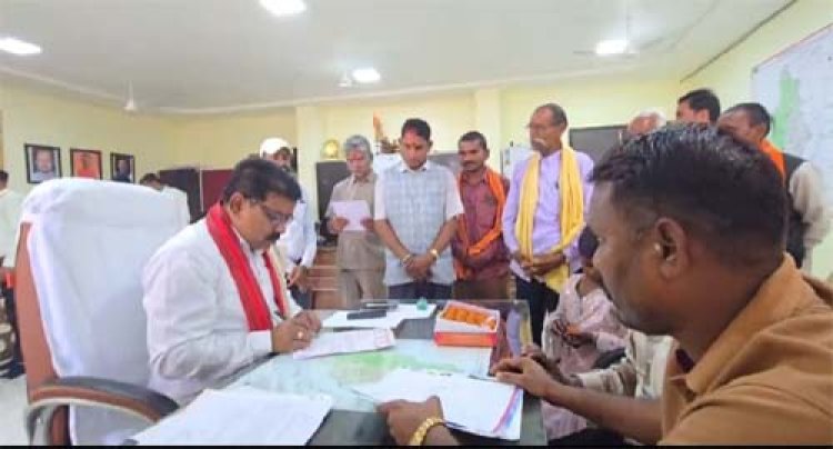 विधायक कार्यालय में उपमुख्यमंत्री विजय शर्मा ने लोगों से की मुलाकात