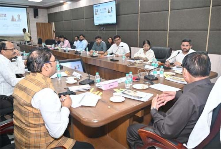 विष्णुदेव सरकार का श्रमिकों को तोहफा: श्रम मंत्री लखन लाल देवांगन और बीओसी अध्यक्ष रामप्रताप सिंह ने बटन दबाकर 9328 श्रमिकों के खाते में 18.23 करोड़ की राशि की अंतरित