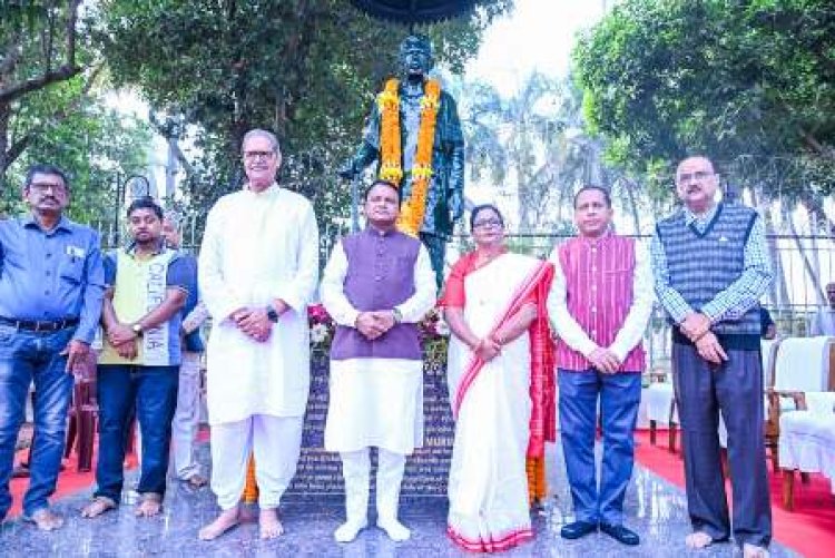 ସିଏମ ମୋହନ ଚରଣ ମଞ୍ଜୀ ପଣ୍ଡିତ ରଘୁନାଥ ମୁର୍ମୁଙ୍କୁ ତାଙ୍କ ଜନ୍ମ ବାର୍ଷିକୀରେ ଶ୍ରଦ୍ଧାଞ୍ଜଳି ଅର୍ପଣ କରିଥିଲେ।