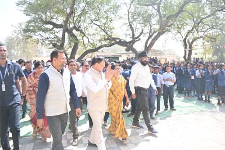 उद्योग मंत्री लखन लाल देवांगन ने छात्राओं को बांटी साइकिल, बोले: खूब पढ़े-खूब बढ़े
