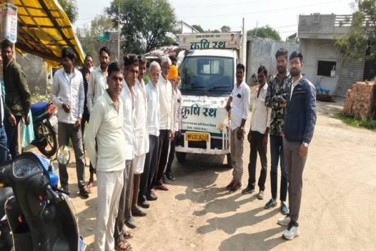 किसानों को दी जा रही आधुनिक कृषि यंत्रों की जानकारी