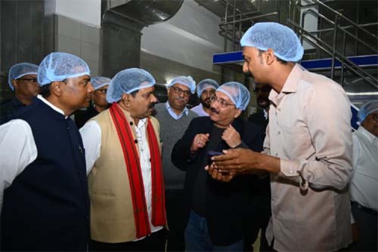 उपमुख्यमंत्री विजय शर्मा एवं वन मंत्री केदार कश्यप ने पशुपालकों एवं बिहान दीदियों के साथ किया आधुनिक डेयरियों का भ्रमण