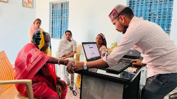 डिजिटल सुविधा केंद्र में 86 वर्षीय भक्तिन राय को अंगूठे के निशान पर मिल रही सुविधाएं