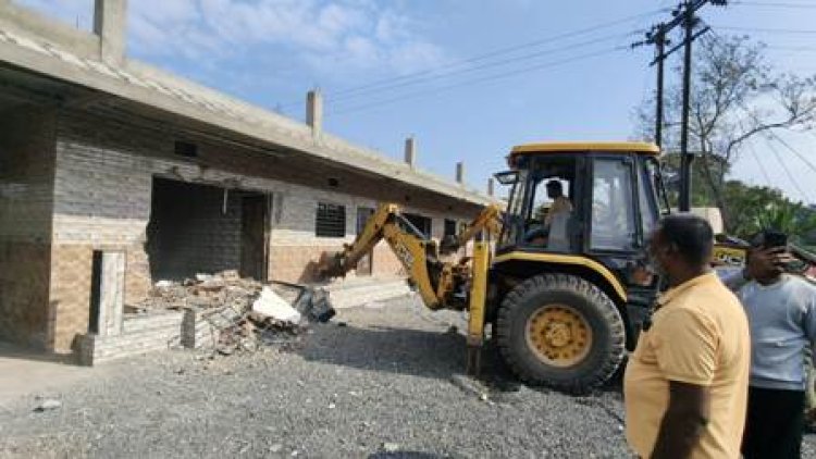 सिंहस्थ क्षेत्र में अवैध होटल, आश्रम व अन्य पक्के निर्माण पर चला बुल्डोजर