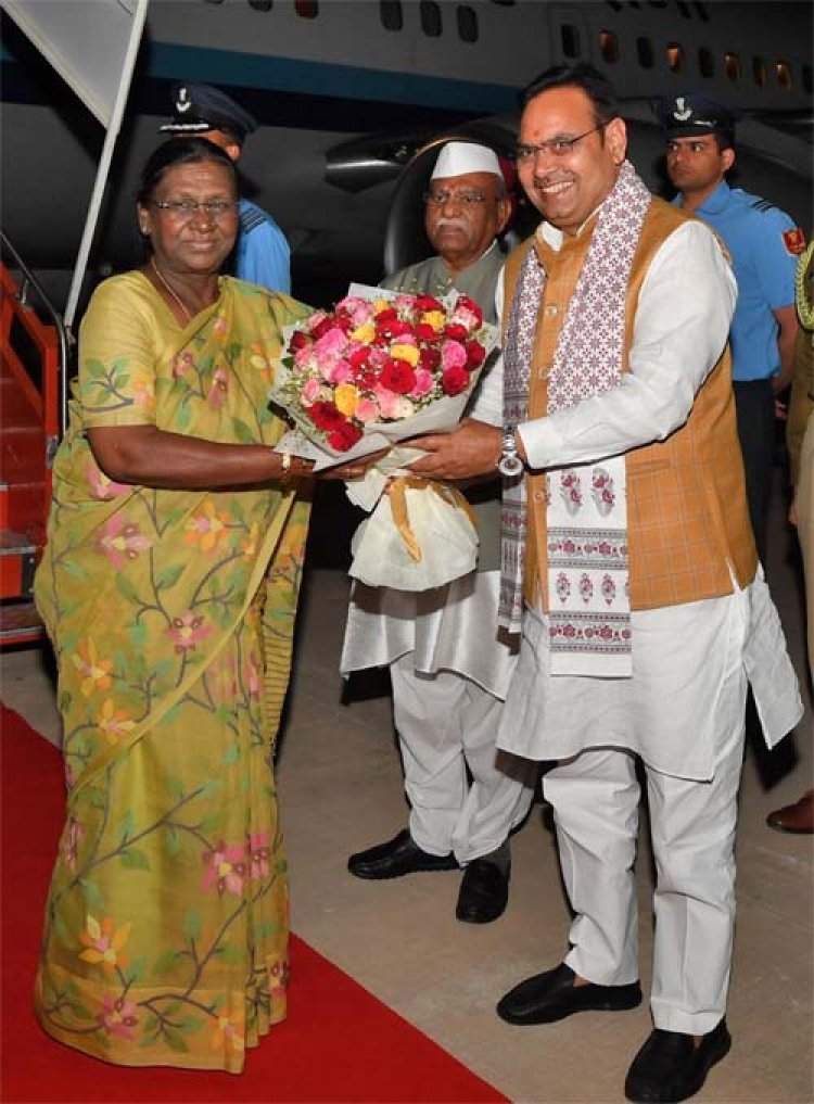 मुख्यमंत्री भजनलाल शर्मा ने राष्ट्रपति द्रौपदी मुर्मु का जैसलमेर आगमन पर पुष्पगुच्छ भेंट कर किया स्वागत