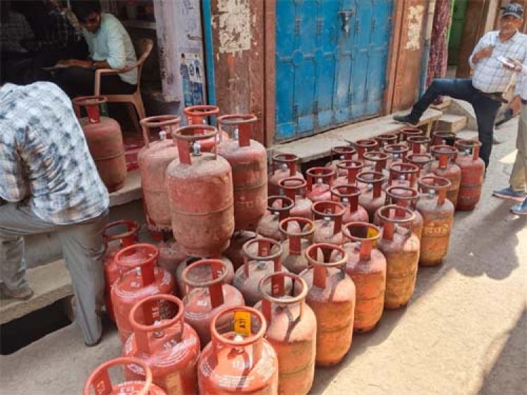 खाद्य एवं नागरिक आपूर्ति मंत्री के निर्देश पर घरेलू गैस कालाबाजारी के विरुद्ध प्रदेशव्यापी स्ट्राइक