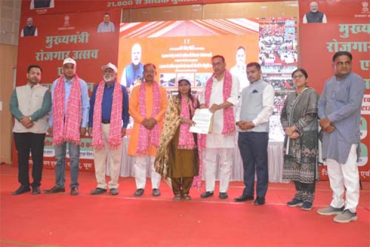 मुख्यमंत्री रोजगार उत्सव व युवा सम्मेलन कार्यक्रम में PM मोदी और CM भजनलाल ने प्रदेश स्तर से किया संबोधित नवनियुक्त युवाओं को मिले वेलकम किट