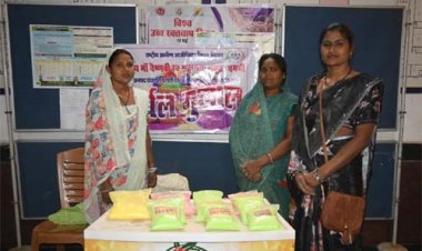 हर्बल गुलाल की खुशबू से वंदनी स्व सहायता समूह की महिलाएं बन रहीं आत्मनिर्भर