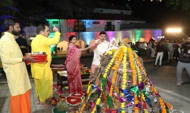 मुख्यमंत्री निवास में हुआ होलिका का दहन, होलिका में गौ-काष्ठ का किया गया उपयोग