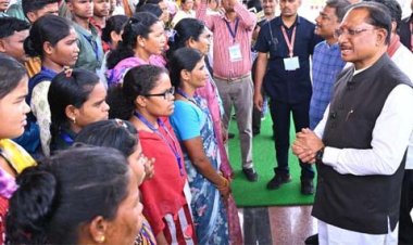 मुख्यधारा की ओर लौटता विश्वास : 140 आत्मसमर्पित नक्सलियों ने मुख्यमंत्री से की मुलाकात