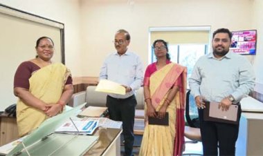 झारखंड के सूचना एवं जनसंपर्क विभाग की टीम ने छत्तीसगढ़ संवाद द्वारा प्रकाशित ‘रोजगार और नियोजन’ की ली जानकारी