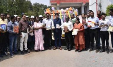 बस्तर में शुरू हुआ पुस्तक दान अभियान, कलेक्टर ने पुस्तक दान रथ को दिखाई हरी झंडी