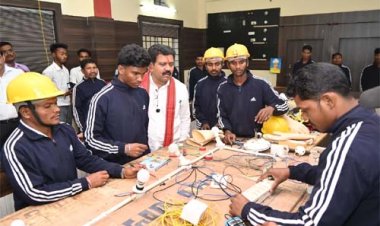 उपमुख्यमंत्री विजय शर्मा ने पुनर्वास केंद्र दंतेवाड़ा में युवाओं से की मुलाकात