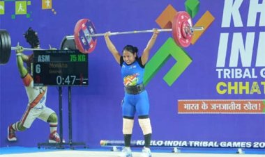राजमिस्त्री की बेटी मोनिखा सोनोवाल ने दर्द और आत्म-संदेह को हराकर जीता केआईटीजी वेटलिफ्टिंग गोल्ड