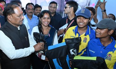 मुख्यमंत्री विष्णु देव साय ने इचकेला की बालिका क्रिकेट खिलाड़ियों को किया सम्मानित: क्रिकेट किट प्रदान कर बढ़ाया उत्साह