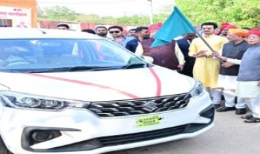 मुख्यमंत्री साय ने 4 शासकीय वाहनों को दिखाई हरी झंडी