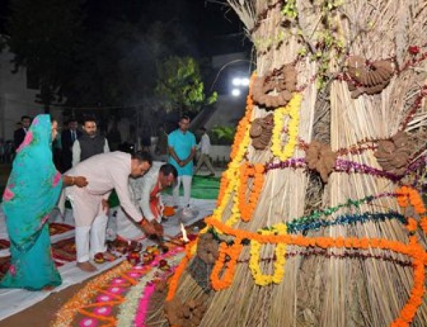 मुख्यमंत्री निवास पर होलिका दहन, मुख्यमंत्री भजनलाल शर्मा ने की प्रदेश में सुख-समृद्धि की कामना