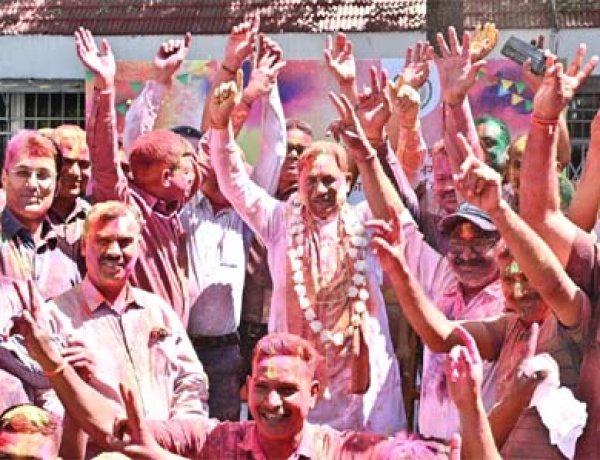 मुख्यमंत्री निवास में होली के रंगों की बौछार: मुख्यमंत्री विष्णु देव साय ने अधिकारियों-कर्मचारियों संग खेली होली