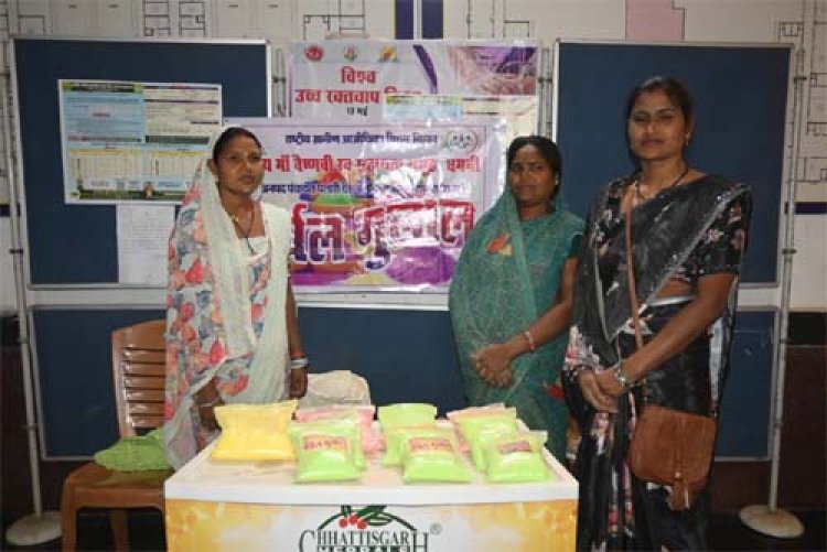हर्बल गुलाल की खुशबू से वंदनी स्व सहायता समूह की महिलाएं बन रहीं आत्मनिर्भर