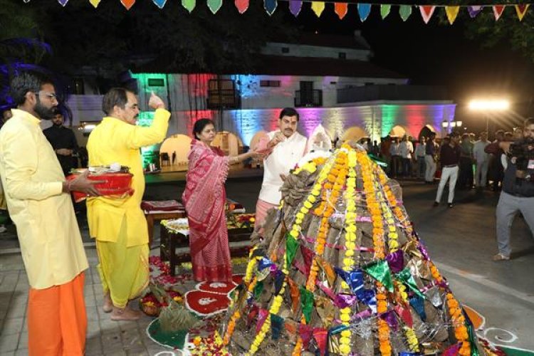 मुख्यमंत्री निवास में हुआ होलिका का दहन, होलिका में गौ-काष्ठ का किया गया उपयोग