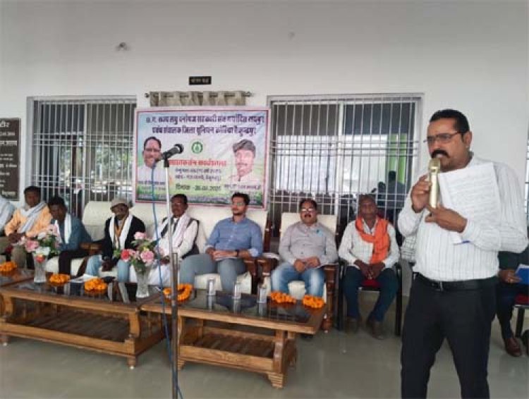 तेन्दूपत्ता संग्रहण से पहले शाखा-कर्तन कार्य के लिए कार्यशाला