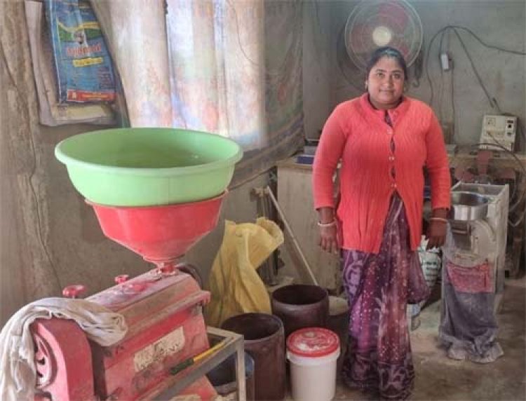 महतारी वंदन योजना से आटा चक्की खरीदकर शुरू किया स्वरोजगार
