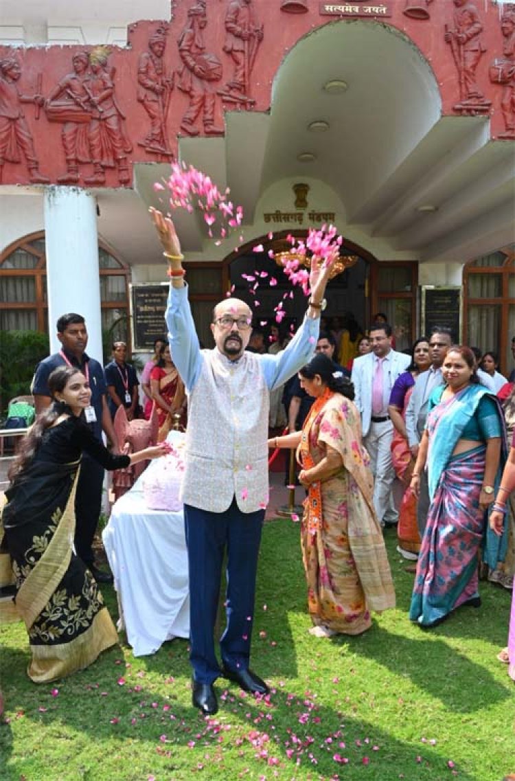 नारी शक्ति इस देश के विकास की धुरी, अंतिम पंक्ति की महिलाओं तक विकास पहुंचाने के लिए हम कृत संकल्पित: राज्यपाल डेका‘नारी शक्ति इस देश के विकास की धुरी, अंतिम पंक्ति की महिलाओं तक विकास पहुंचाने के लिए हम कृत संकल्पित‘‘- राज्यपाल डेका