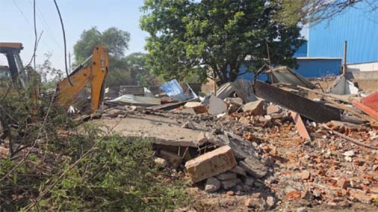 जिला प्रशासन द्वारा अतिक्रमण हटाने की गई कार्रवाई की गई