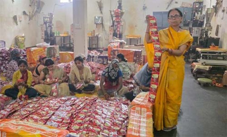 नारी शक्ति से औद्योगिक प्रगतिः पूनम जायसवाल ने 20 महिलाओं को दिया रोजगार, बनीं आत्मनिर्भरता की मिसाल