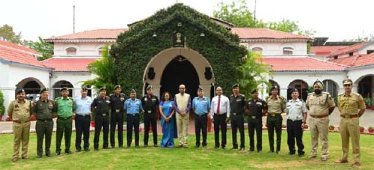 राज्यपाल रमेन डेका से रक्षा महाविद्यालय नई दिल्ली के अध्ययन दल ने की सौजन्य भेंट