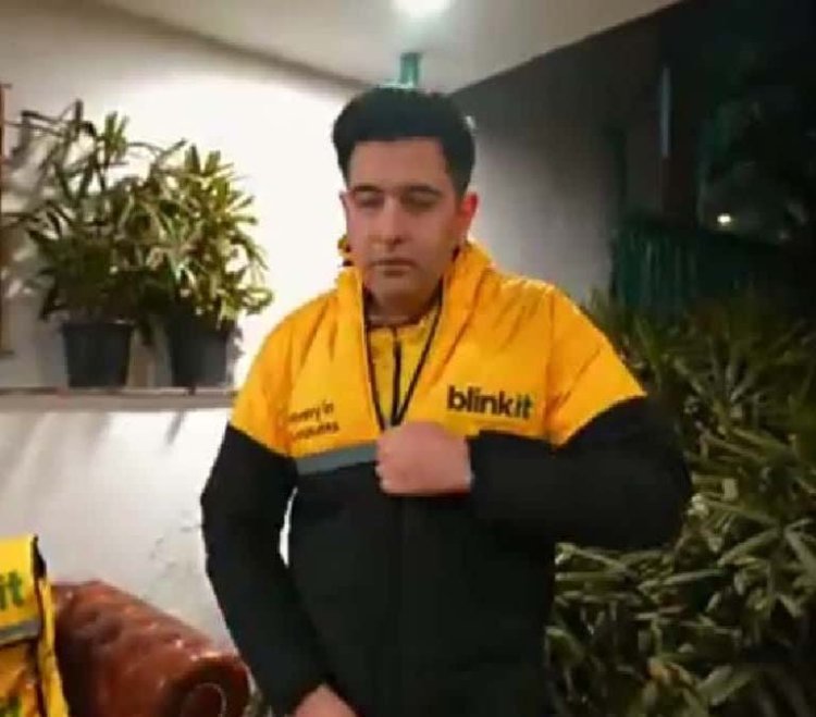 नए अवतार में नजर आए AAP सांसद राघव चड्ढा,  बने डिलीवरी बॉय, घर-घर पहुंचाया सामान