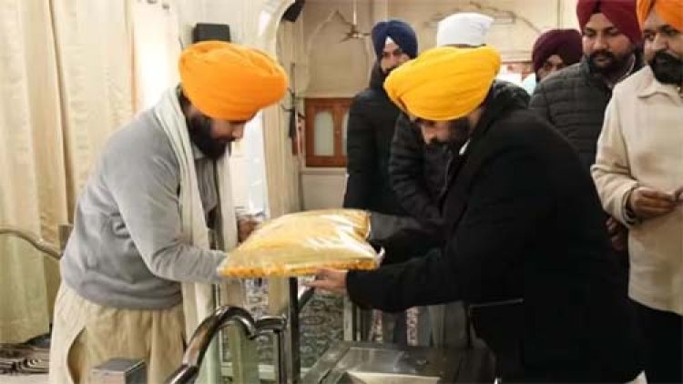 नंगे पांव श्री अकाल तख्त साहिब के सचिवालय में पेश हुए सीएम भगवंत मान
