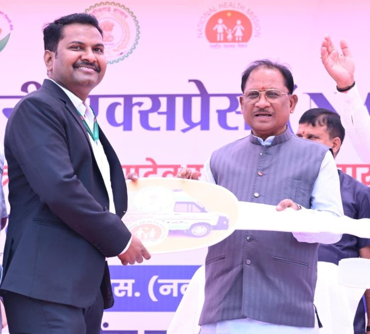 प्रदेश की लाइफलाइन हुई सशक्त: मुख्यमंत्री विष्णुदेव साय ने 370 नई एम्बुलेंस को दिखाई हरी झंडी