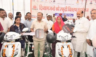 मुख्यमंत्री दिव्यांग स्कूटी योजना, 37 दिव्यांगो को विधानसभा अध्यक्ष देवनानी ने वितरित की स्कूटी