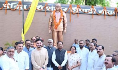 CM साय ने अम्बिकापुर में भटगांव विधानसभा के पूर्व विधायक पंडित रविशंकर त्रिपाठी की प्रतिमा का किया अनावरण